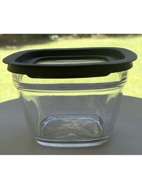 Rubbermaid Glass Storage Container 5.5 Cup/1.3 Liter with Black Lid 7N64